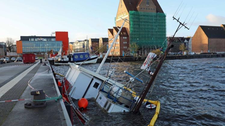 Neues Sturmtief "Antonia" verursacht Schäden in MV: Fischkutter im Rostocker Stadthafen hat Leck geschlagen und ist gesunken.