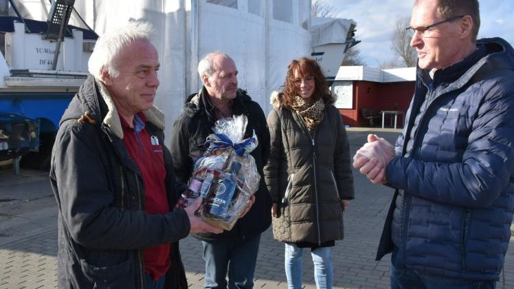 Ein Präsent zum Abschied von Andreas Manthey: Nach zehn Jahren geht der Ranger der Wismarbucht, Jürgen Weigel (l.), in den Ruhestand.