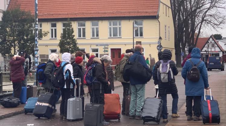 Kein seltener Anblick: Unzählige Touristen rollen mit ihren Koffern über die Bahnhofsbrücke von Warnemünde in Richtung Urlaub.