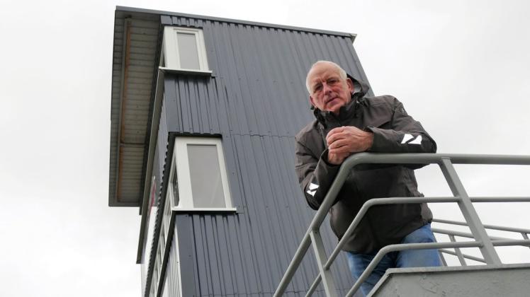 Auf diesem Schiedsrichterturm hat Karl-Heinz Rückheim schon vor 55 Jahren zusammen mit seinem Vater die Rennen eröffnet.
