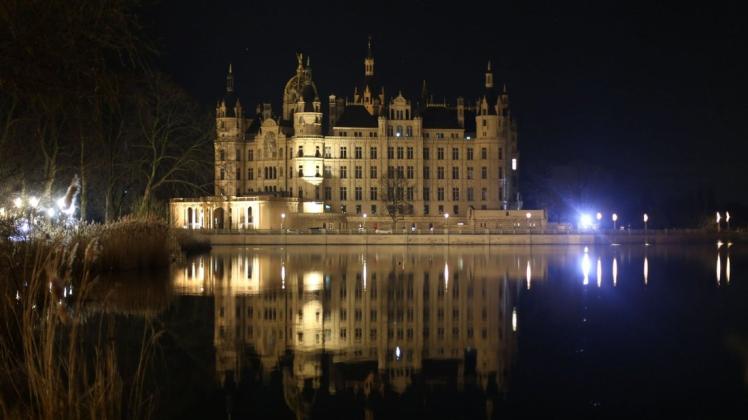 Blick auf das unbeleuchtete Schloss. Auf der ganzen Welt gehen am 26. März an vielen Gebäuden und Sehenswürdigkeiten für eine Stunde die Lichter aus, um ein Zeichen für den Klima- und Umweltschutz zu setzen.
