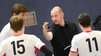 Der SV Warnemünde um Trainer Jozef Janosik (hier mit Sören Schröder, Tobias Zander und Johannes Deutloff) ist am Sonnabend beim VC Bitterfeld-Wolfen gefordert.