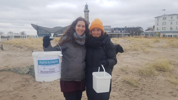 Johanna Sonnenberg (l.) und Valeska Cherewko organisieren bereits zum zweiten Mal eine große Müllsammelaktion am Warnemünder Strand.