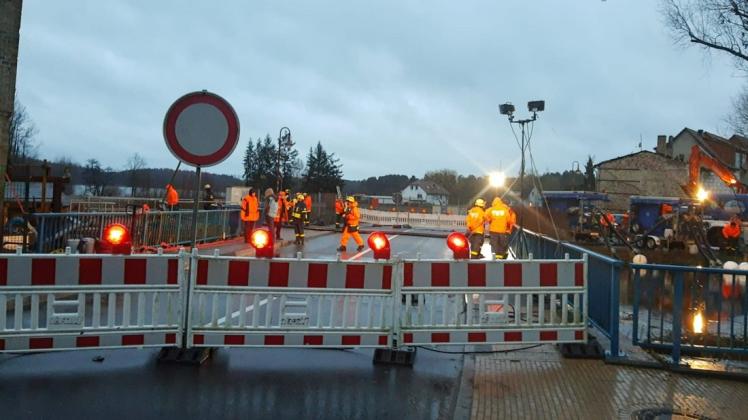 Vollsperrung in der Wismarschen Straße in Warin. Das THW versucht, mit Schläuchen das Wasser umzuleiten und eine Katastrophe zu verhindern.