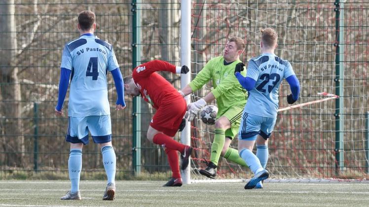 Knapp eine Viertelstunde ist gespielt, da findet Danny Koop die Mini-Lücke und köpft nach Freistoß von Philipp Scheller zum 1:0 für den SV Warnemünde gegen Pastow ein. Knapp eine Viertelstunde ist gespielt, da findet Danny Koop die Mini-Lücke und köpft nach Freistoß von Philipp Scheller zum 1:0 für den SV Warnemünde gegen Pastow ein.