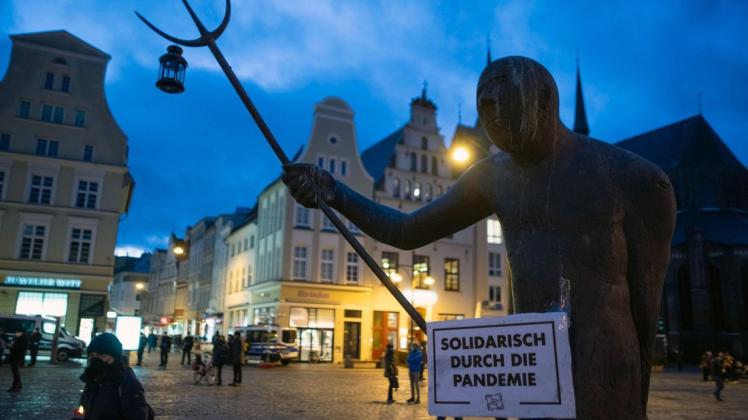 Auf dem Neuen Markt fand eine Gegendemonstration zu den Corona-Protesten in Rostock statt (Symbolbild). Auf dem Neuen Markt fand eine Gegendemonstration zu den Corona-Protesten in Rostock statt (Symbolbild).