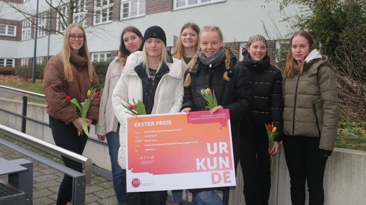 Mit ihrem Video über häusliche Gewalt gegen Frauen konnten die Schülerinnen Cindy Schröder (v.l.), Charlotte Kasper, Eileen Kühne, Amelie Schwart, Maiken Göcke, Leonie Neumann und Amelie Pahlow die Jury überzeugen und den Schülerwettbewerb gewinnen.