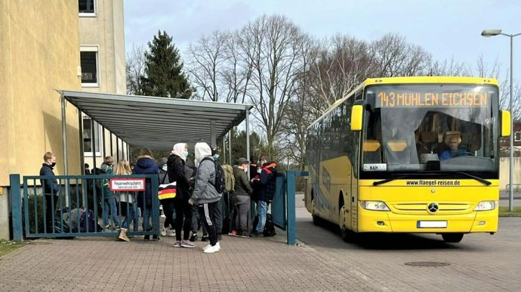 Ab in den Bus und schnell nach Hause. Die Schüler der Heinrich-Heine-Schule haben den ersten Schultag erfolgreich hinter sich gebracht.