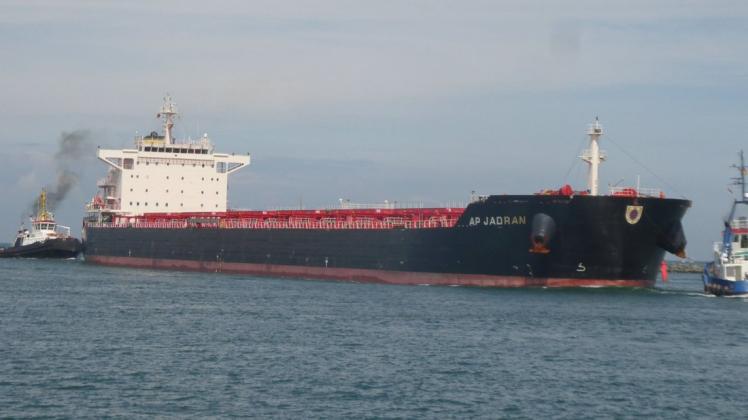 Steuert wiederholt im Schleppergeleit mit Kohle den Hafen an – der 229 Meter lange Bulker „AP Jadran“