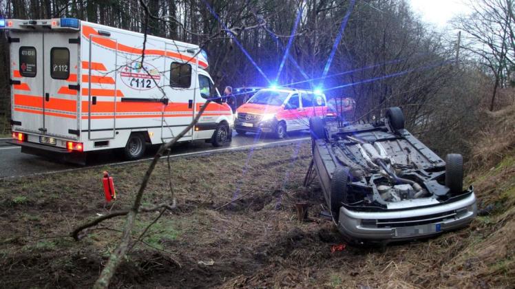 Die Fahrerin (20) kommt nach einer Rechtskurve nach rechts von der Fahrbahn ab und landet kopfüber an der Böschung. Sie wird nach ersten Erkenntnissen nur leicht verletzt und kommt ins Krankenhaus Güstrow.
Die FFw Borkow war mit 9 Kameraden im Einsatz.
Foto: © Michael-Günther Bölsche Die Fahrerin (20) kommt nach einer Rechtskurve nach rechts von der Fahrbahn ab und landet kopfüber an der Böschung. Sie wird nach ersten Erkenntnissen nur leicht verletzt und kommt ins Krankenhaus Güstrow.
Die FFw Borkow war mit 9 Kameraden im Einsatz.
Foto: © Michael-Günther Bölsche