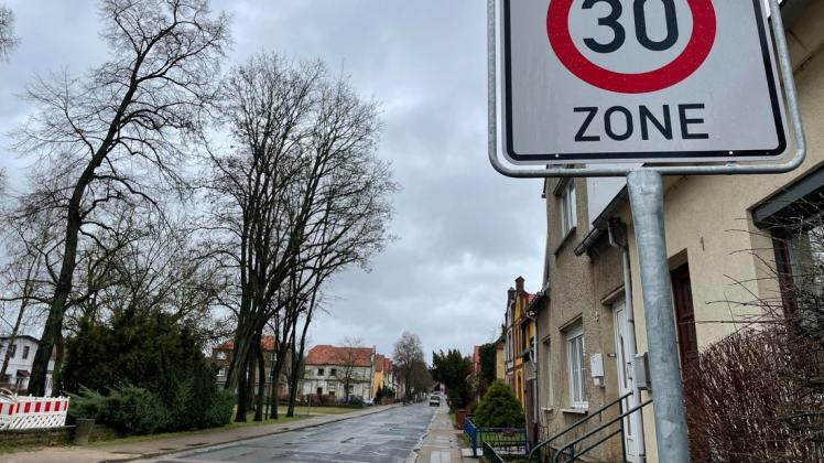Durch diese Straße geht der ganze Schulverkehr: Die Schützenstraße in Lübz ist nur noch ein Flickenteppich.