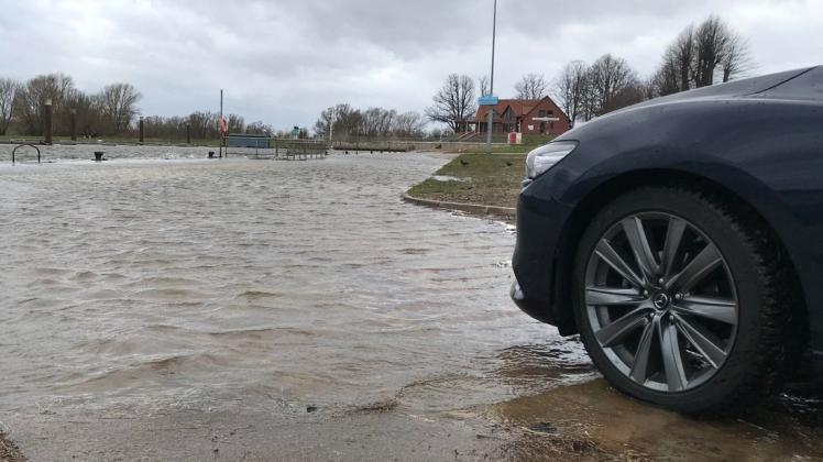 Die Elbe hat heute Mittag den Parkplatz im Nedwighafen überspült.