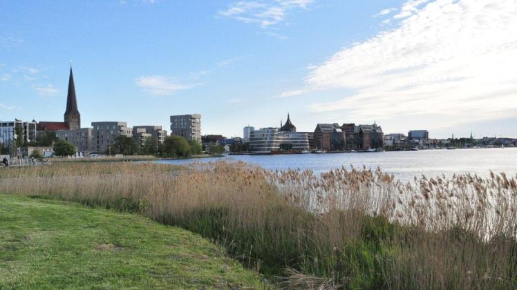Vom Osthafen aus bietet sich ein Panoramablick auf die Altstadt. Ortsbeiratsvorsitzender Marco Döbel (CDU) wünscht sich hier mehr Zugänge für Wassersportler. Vom Osthafen aus bietet sich ein Panoramablick auf die Altstadt. Ortsbeiratsvorsitzender Marco Döbel (CDU) wünscht sich hier mehr Zugänge für Wassersportler.