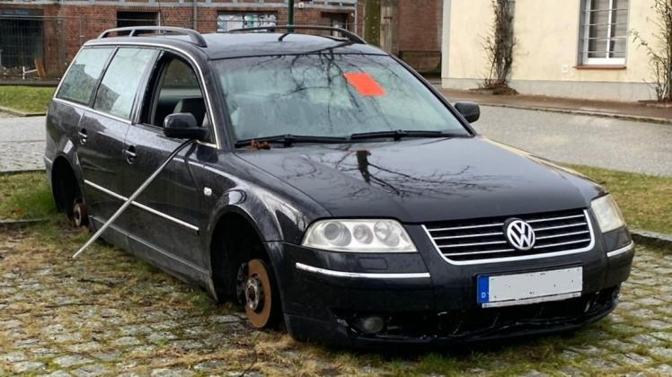 Dieser Wagen steht seit Monaten auf einem Parkplatz in Rehna und wurde offenbar zum Ziel von Dieben.