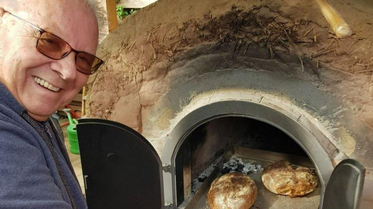 Jürgen Roschmann wird jeden letzten Sonnabend im Monat den Lehmbackofen anheizen. Jürgen Roschmann wird jeden letzten Sonnabend im Monat den Lehmbackofen anheizen.