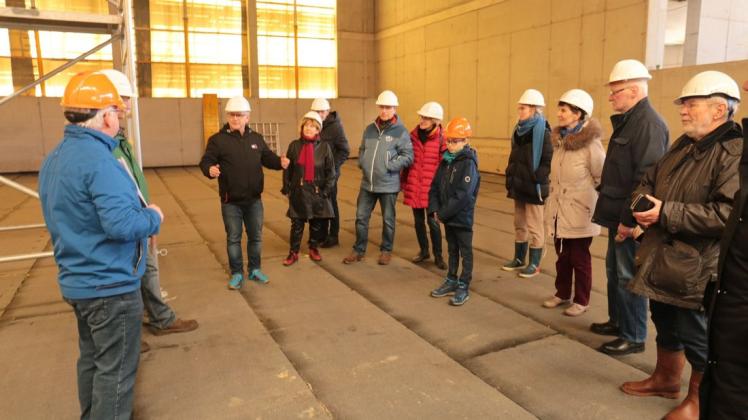 Die Besuchergruppe der Zarrentiner Bürger in der künftigen Mensa des Schulcampus. Alle Besucher sind überrascht ob der Größe des Vorhabens.