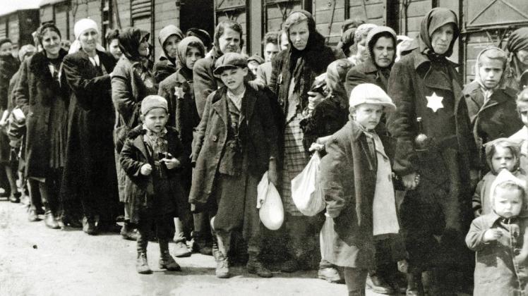 Ein undatiertes Foto der Ankunft ungarischer Juden in Auschwitz-Birkenau. Zwischen dem 2. Mai und dem 9. Juli 1944 deportierten ungarische Gendarmen unter Führung deutscher SS-Leute mehr als 430.000 Juden aus Ungarn, die meisten von ihnen nach Auschwitz. Unter ihnen auch Magda Rosenbaum und ihre Familie.