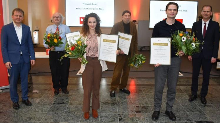 Die Gewinner der Kulturpreises sind Lisa Michele Lietz, Björn Stephan (2. v. r.),  Reinhard Lippert (2. v. l.) und Hanning Bruhn (M.). Die Urkunden überreichen Rico Badenschier (l.) und Kai Lorenzen.