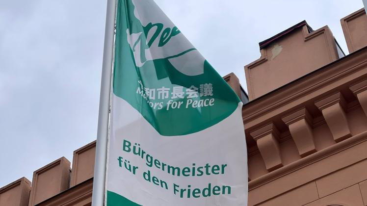 Am Rathaus weht seit Donnerstagnachmittag die Flagge der Organisation „Mayors for Peace“.