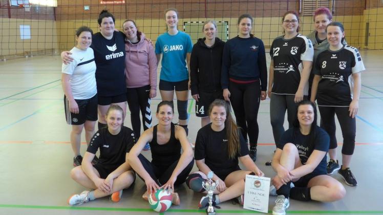 Die zwölf Teilnehmerinnen an den Volleyball-Kreismeisterschaften der Damen bunt gemischt. Den Titel holte sich die SG Breese I.