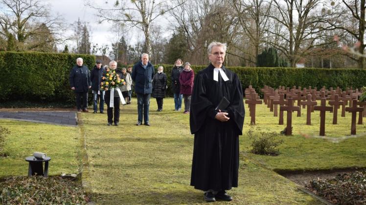 Mehrere Menschen, darunter Pastor Albrecht Lotz (vorn), gedachten am Dienstag in Ludwigslust der Opfer der Bombenangriffe 1945.