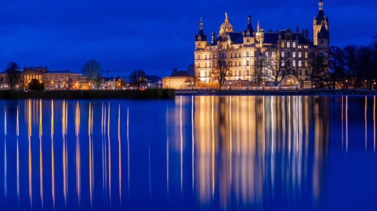 Im Schweriner Schloss, dem Sitz des Landtages, formiert sich die Opposition und fordert angesichts der Ukraine-Krise eine Sondersitzung.