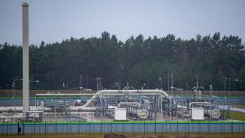 Blick auf Rohrsysteme und Absperrvorrichtungen in der Gasempfangsstation der Ostseepipeline Nord Stream 2 in  Lubmin