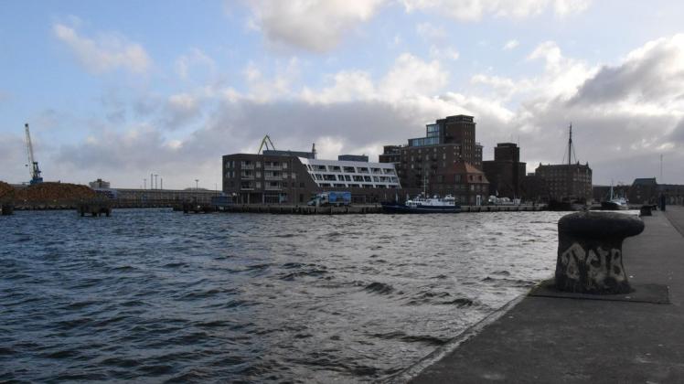 Der Wind drückt das Wasser aus der Wismarbucht in die Hafenbecken. (Symboldbild)
