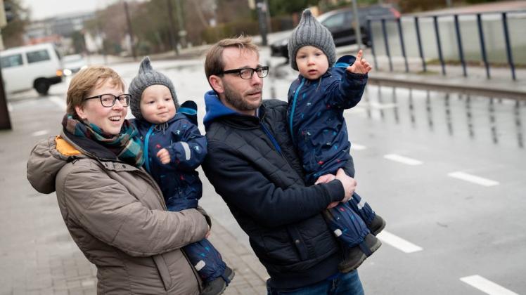 Jeden Tag den Autos winken. Stefan und Ricarda Frost stehen mit ihren Kindern Erik und Mika an einer viel befahrenen Straße. Es der Lieblingsplatz der Zwillinge, die am 22.02.2022 zwei Jahre alt werden.