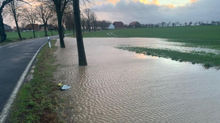 Überall in der Region steht noch Wasser vom Dauerregen, wie hier zwischen Gammelin und Bakendorf vor ein paar Tagen.