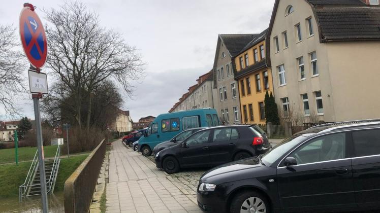 Parken in der Rabenstraße ist von Montag an nur noch eingeschränkt möglich. Die Parkflächen werden auf die andere Straßenseite verlegt.