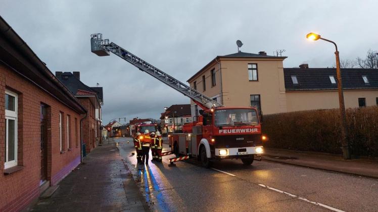 In Wittenburg musste die Feuerwehr aufgrund des Sturmes zwei Dächer nahe des Steintores sichern. Hier waren einige Dachziegel auf der Straße gelandet.