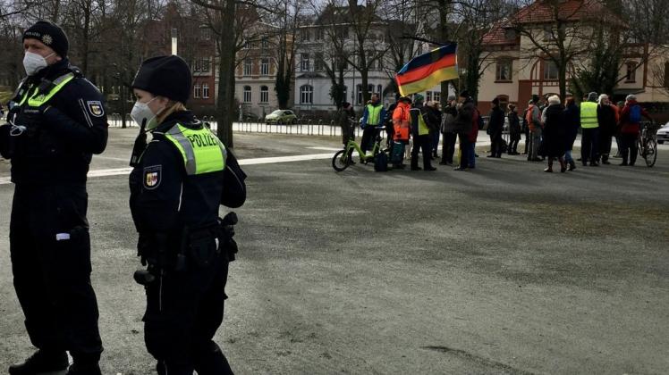 Polizeibeamte und Organisatoren der Demo warteten auf dem Klingberg-Platz auf Teilnehmer, die von der Absage des Protestzuges noch nichts erfahren hatten.