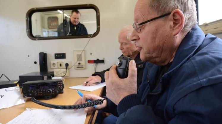 Kommunikationsübung "Notfunk": Funkamateur Gerd Hoffmann übermittelt aus dem Einsatzfahrzeug des Katastrophenschutzes eine Nachricht an die Station in Gützkow