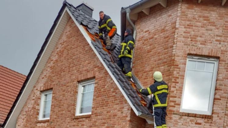 Die Feuerwehr dein Freund und Helfer: Spornitzer Kameraden bringen ein vom Sturm beschädigtes Dach in Ordnung.