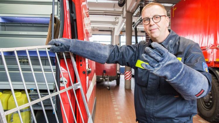 Oberbrandmeister Karl-Heinz Krohn fährt unter anderem auch auf dem Gerätewagen des Schweriner Löschzuges mit. Oberbrandmeister Karl-Heinz Krohn fährt unter anderem auch auf dem Gerätewagen des Schweriner Löschzuges mit.