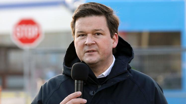 Insolvenzverwalter Christoph Morgen hat die ersten Kauf-Interessenten auf der Werft in Wismar empfangen.