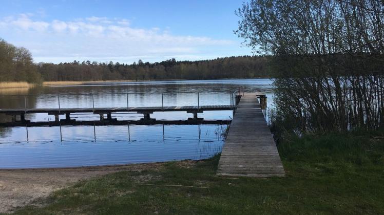 Der Blick auf den Tramser See mit Badestelle. Dort sollen künftig nicht nur Einwohner der Gemeinde Jesendorf, sondern auch Urlauber entspannen können.