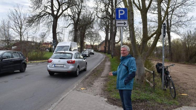Durch den Umleitungsverkehr ist die Alte Crivitzer Landstraße dringend sanierungsbedürftig, Ortsbeiratsvorsitzender Hasko Schubert kritisiert, dass die Planungen dafür noch gar nicht begonnen haben.
