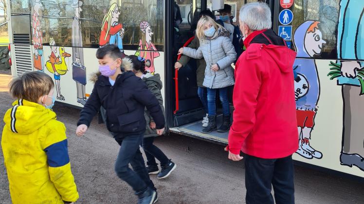Kinder der Grundschule Dürerstraße haben jetzt gelernt, wie man sich im und am Bus richtig verhält.