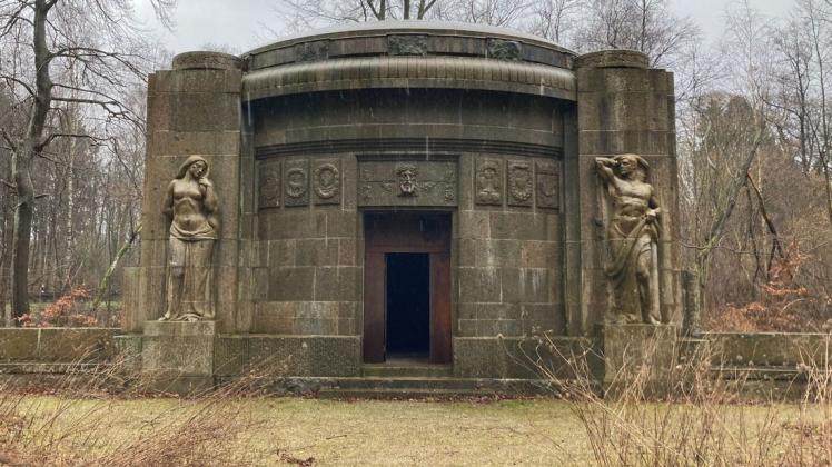 Das Mausoleum unweit des Schlosses Karow. Normalerweise ist der Zugang verschlossen.