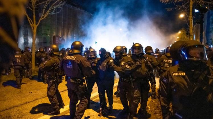 Mit Helm geschützt, aber trotzdem angreifbar: Die Polizei hat es angesichts der regelmäßigen Corona-Demonstrationen nicht leicht. Mit Helm geschützt, aber trotzdem angreifbar: Die Polizei hat es angesichts der regelmäßigen Corona-Demonstrationen nicht leicht.