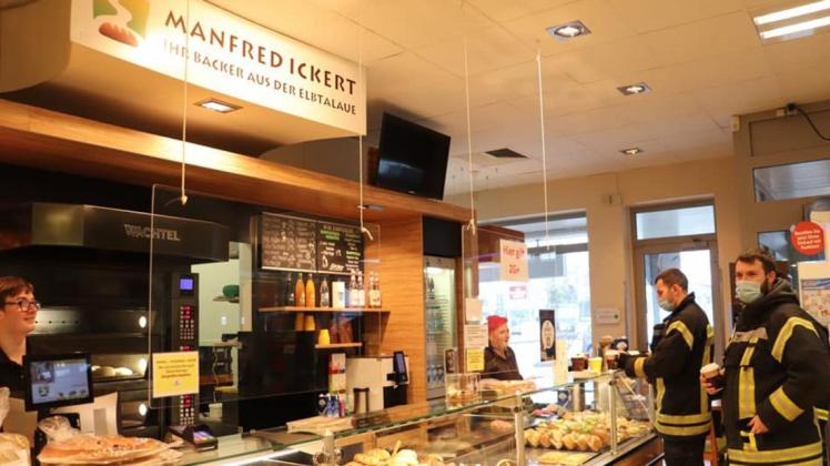 Die Kameraden der Freiwilligen Feuerwehr Hagenow waren bereits vor Ort und haben sich mit Kaffee und Kuchen gestärkt.