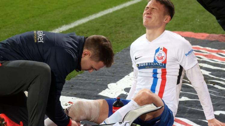 Rund 14 Monate her: Maurice Litka (r.) wird nach seiner Verletzung am Rande des Drittliga-Spiels gegen den FC Ingolstadt von Physiotherapeut Denis Hasenbek behandelt. Seitdem arbeitet der 26-Jährige am Comeback.
