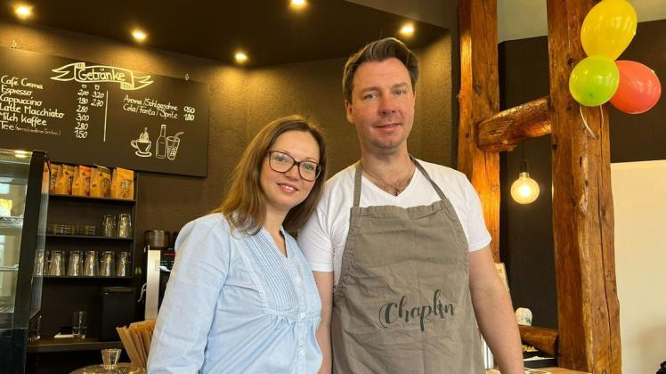 Am Donnerstag öffnete das Café Chaplin in Crivitz. Unterstützung bekam Betreiber Christoph Schubert von seiner Frau Christin (v.r.)