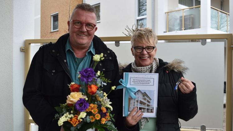 Sind glücklich über die Schlüssel für ihre neue Eigentumswohnung in Markrafenheide: Reinhard und Marina Tröstler.