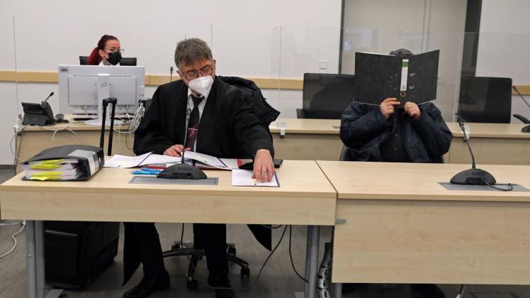 Die Staatsanwaltschaft wirft dem Angeklagten (r.) vor, am 27. Dezember 2020 in Bützow seinen 88-jährigen Vater mehrfach heftig zu Boden gestoßen zu haben.