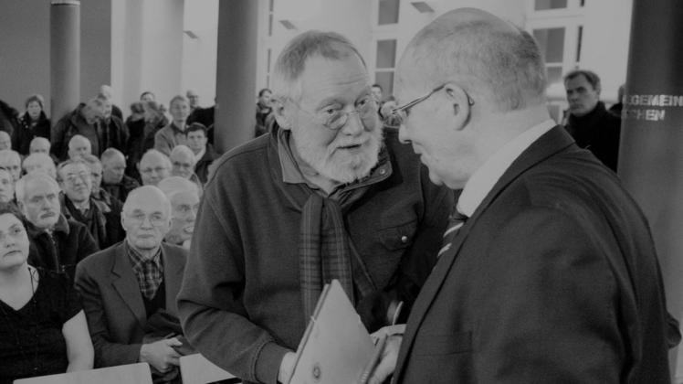 „Wenn wir einen Ort verstehen wollen, müssen wir seine Spuren begreifen“, gab Prof. Peter Baumbach (l.) dem ehemaligen Rostocker Bürgermeister Roland Methling bei einem Bürgerforum vor mehreren Jahren zur Bebauung des Neuen Markts zu verstehen. „Wenn wir einen Ort verstehen wollen, müssen wir seine Spuren begreifen“, gab Prof. Peter Baumbach (l.) dem ehemaligen Rostocker Bürgermeister Roland Methling bei einem Bürgerforum vor mehreren Jahren zur Bebauung des Neuen Markts zu verstehen.