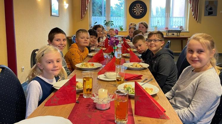 Hortkinder zu Besuch in der Gaststätte „Zur Aula“: Auf der Speisekarte stand Gemüseauflauf, den die Kinder zuvor selbst zubereitet hatten.