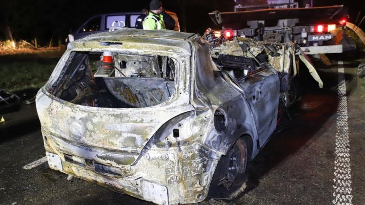 Das Fahrzeug ging nach dem Zusammenstoß mit einem Baum am Straßenrand direkt in Flammen auf. Die beiden Insassen hatten keine Chance.